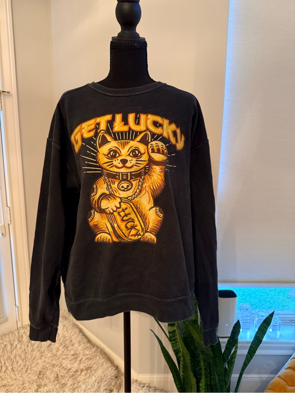 Black 'Get Lucky' Maneki Neko Graphic Sweatshirt
